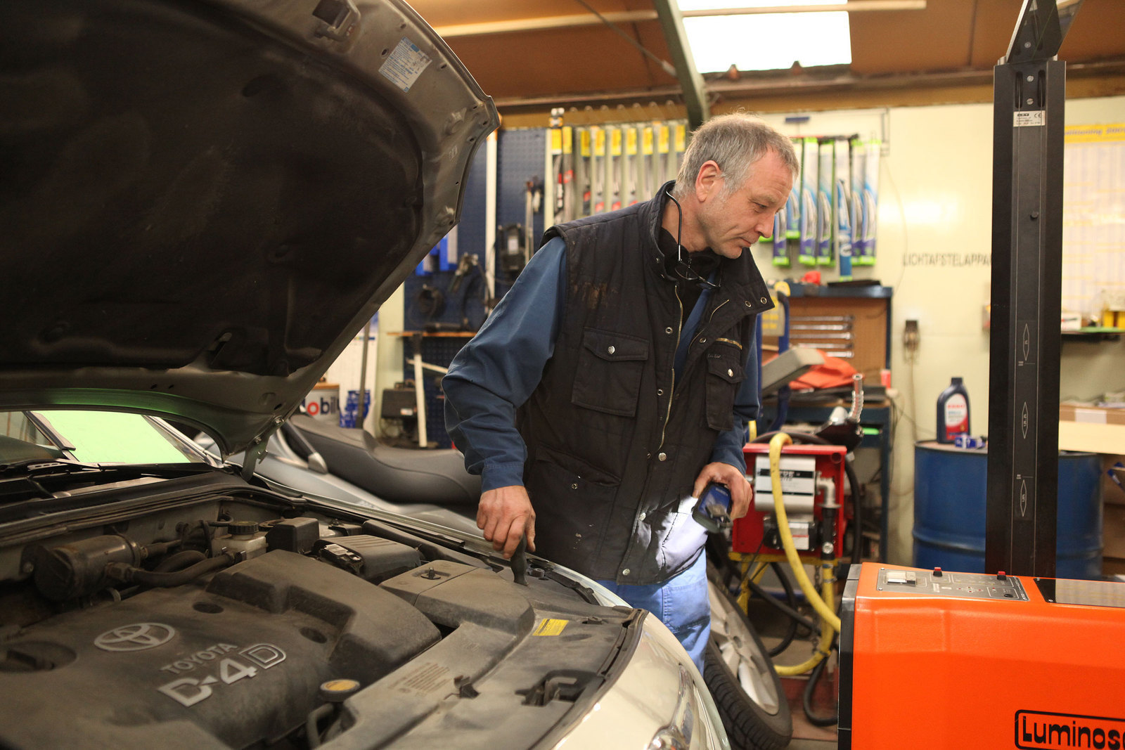 François Vandervelpen controleert een motor in de werkplaats van Garage Anfra